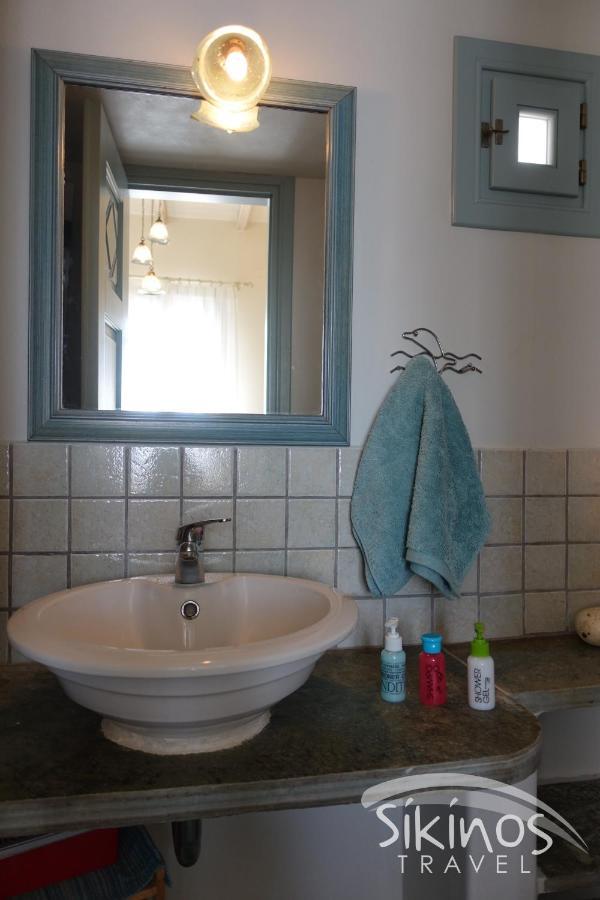 Traditional Apartment In Kastro Sikinos Bagian luar foto