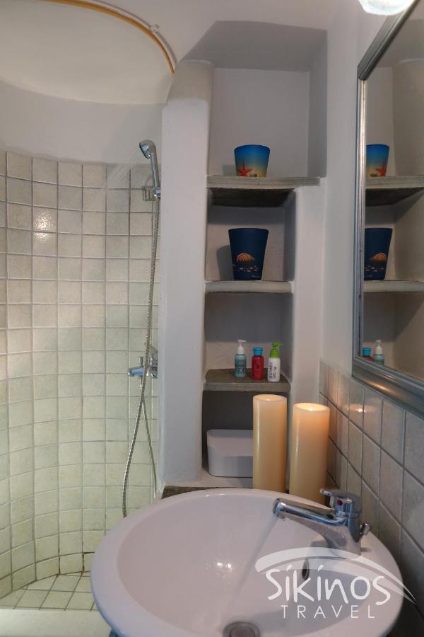 Traditional Apartment In Kastro Sikinos Bagian luar foto